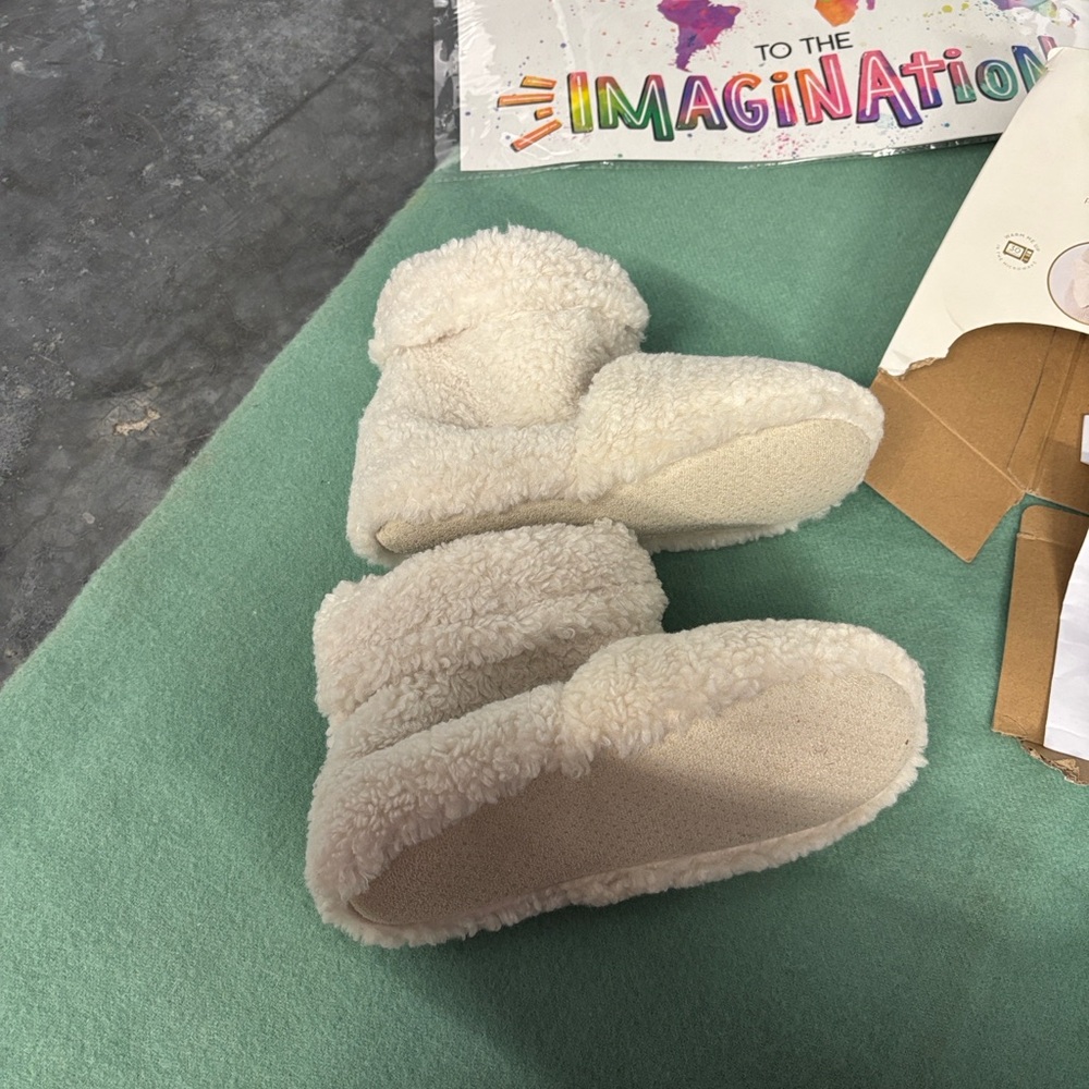 NWT Aroma Home Cream Sherpa Microwaveable Slippers Lavender Fragrance 7.5-8